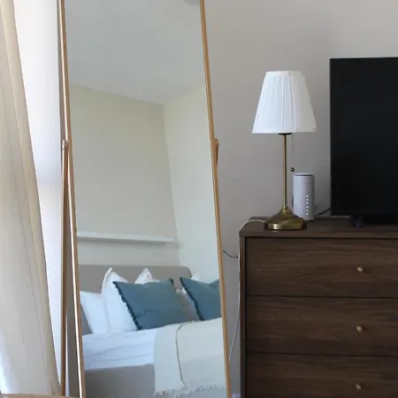 Lejlighed Modern 1-bed With Pool & Seaview *