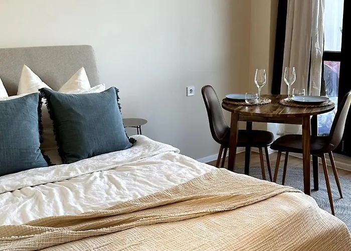 Modern 1-bed With Pool & Seaview *