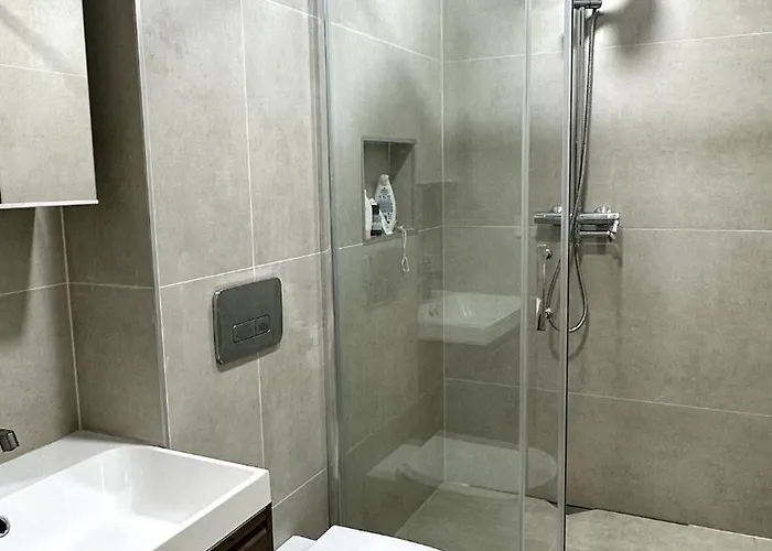 Modern 1-bed With Pool & Seaview 바르나