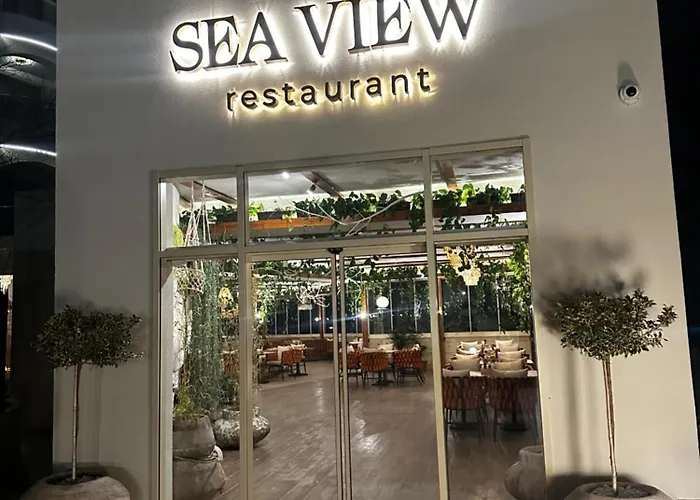 Modern 1-bed With Pool & Seaview